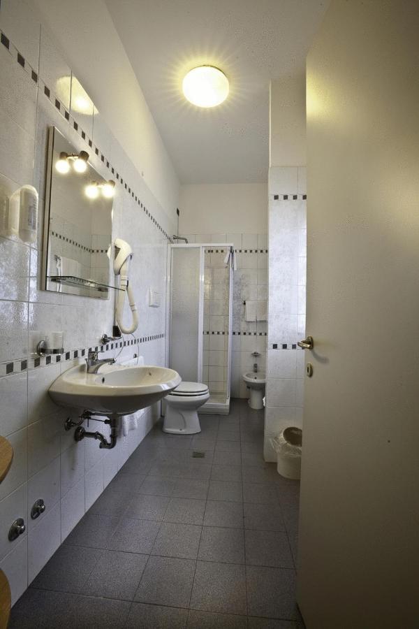 Hotel Nastro Azzurro Monguzzo Quarto foto